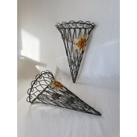 Set 2 Vintage Metall Wand Tasche Hängende Kegel Körbe Offenes Geflecht, Gelb/Beige Rustikale Blume Verziert, Wanddekoration, Blumentaschen Set 2 Vintage Metall Wand Tasche Hängende Kegel Körbe Offenes Geflecht, Gelb/Beige Rustikale Blume Verziert, Wanddekoration, Blumentaschen von VinsarStudios