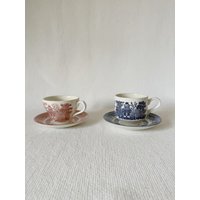 Set Mit 2 Blau-Weißen Und Roten Weißen Blumen-Tee - Oder Kaffeetassen, Vintage-Kaffeetassen, Vintage-Tassen-Set, Hergestellt in England von VinsarStudios