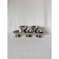 Set Mit 5 Kleinen Vintage Silber Eiscreme Schüsseln, Salzschalen, Wüstenschüsseln, Kerzenhalter Aus Metall, Made in Japan, Edelstahlschüsseln Set Mit 5 Kleinen Vintage Silber Eiscreme Schüsseln, Salzschalen, Wüstenschüsseln, Kerzenhalter Aus Metall, Made in Japan, Edelstahlschüsseln von VinsarStudios