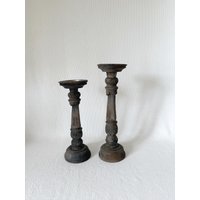 Vintage/Antike Schwarze Holz Rundbasis Kerzenhalter Mit Geschnitztem Verzierten Dekor 2 Hölzernen Stumpenkerzenhalter Chunky Primitive Mittelstück Vintage/Antike Schwarze Holz Rundbasis Kerzenhalter Mit Geschnitztem Verzierten Dekor 2 Hölzernen Stumpenkerzenhalter Chunky Primitive Mittelstück von VinsarStudios