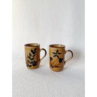 Vintage 2 Otagiri Blumensteinzeug Tassen Hergestellt in Japan Moderne Mid Century Blumen Boho Kaffee Wagen Dekor Morgentasse, Retro Home von VinsarStudios