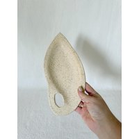 Vintage Hand Flache Palette, Tablett Schale Beige/Elfenbein Mit Schwarzen Sprenkeln, Keramik Platte Loch Design Vanity Table Tablett, Schmuck von VinsarStudios