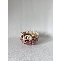 Vintage Handgefertigte Runde Glasierte Keramikschale, Handgemachtes Einzelstück, Keramikschmuckschale, Keramiktablett, Obst -/Süßigkeitenschale von VinsarStudios