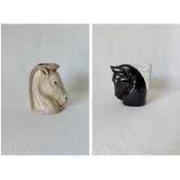 Vintage Keramik Pferdekopf-Figur Vase - Beige Pferdekopf-Vase, Schwarze Rustikale Reiter-Dekor, Bauernhaus Kleine Pferdevase Vintage Keramik Pferdekopf-Figur Vase - Beige Pferdekopf-Vase, Schwarze Rustikale Reiter-Dekor, Bauernhaus Kleine Pferdevase von VinsarStudios