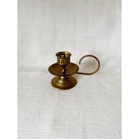 Vintage Kerzenhalter Aus Massivem Messing, Einseitig Verjüngter Mit Swirl Handle, Patina Auf Weihnachtskerzenhalter Messing von VinsarStudios