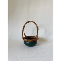 Vintage Redware Keramikkorb Mit Gewebtem Holzgriff/Handgefertigte Volkskunst-Töpferware Holzgriff/Rustikaler Tonkorb, Grüner Topf von VinsarStudios