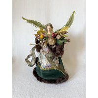 Vintage Santas Workshop Weihnachts Engel Baumspitze in Grün Dekoration Mit Farnflügeln Freistehende Engelspuppe Vogel von VinsarStudios