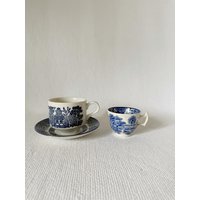 Vintage Single Blau Und Weiß Kaffee/Espresso-Tasse Mit Untertasse, Churchill Blue Willow, Hergestellt in England, Willow Cup Kleine Dorftasse Becher Vintage Single Blau Und Weiß Kaffee/Espresso-Tasse Mit Untertasse, Churchill Blue Willow, Hergestellt in England, Willow Cup Kleine Dorftasse Becher von VinsarStudios