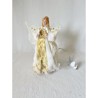 Vintage Weihnachtsengel-Baumspitzen-Puppe, Die Frei Steht, Mit Lichtern, Weißer Kleiderengel, Baumdekoration, Lichterketten-Engel Vintage Weihnachtsengel-Baumspitzen-Puppe, Die Frei Steht, Mit Lichtern, Weißer Kleiderengel, Baumdekoration, Lichterketten-Engel von VinsarStudios