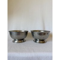 Vintage Woodbury Zinn-Schüssel-Teller, Silberne Vintage-Trophäenschale, Silberner Eisbecher, Rustikale Abgenutzte Patina, Kerzenbehälter Vintage Woodbury Zinn-Schüssel-Teller, Silberne Vintage-Trophäenschale, Silberner Eisbecher, Rustikale Abgenutzte Patina, Kerzenbehälter von VinsarStudios