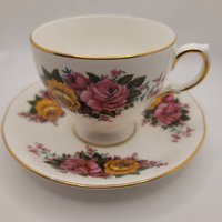 Queen Anne Teetasse Und Untertasse Gelb Rosa Rosen Gold Trim von VintAgeandMore7