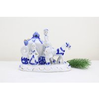 50Er Jahre Porzellan Figur Kutsche Mit Pferden Kutscher Und Zwei Gäste Blau Weiße Figuren von Vintage4Moms