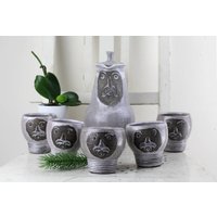 Gesicht Keramik Tassen Und Kanne 7 Teiliges Tee Kaffee Set Steinzeug Handarbeit 80Er Jahre Mid Century Tischdekoration von Vintage4Moms