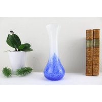 Glas Vase Blau Weiß Handmade 70Er Jahre Zauberhaftes Muster Sehr Seltenes Sammlerstück von Vintage4Moms