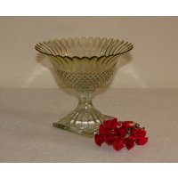 Glasschale Gelb Glas Schüssel Mit Fuß Bonboniere Bonbon Süßigkeiten Kekse Nachtisch Dessert Tischdekoration von Vintage4Moms