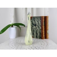 Kraio Keramik Vase Creme Gelb Mit Blauen Tropfen Muster Geschwungene Form Hand Gearbeitet Blumenvase Sammlerstück von Vintage4Moms