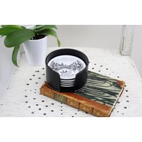 Mid Century 5 Stück Untersetzer Aus Porzellan Und Echt Leder Halter 60Er Jahre Bar Dekoration Tisch Dekor Düsseldorf Mid Century 5 Stück Untersetzer Aus Porzellan Und Echt Leder Halter 60Er Jahre Bar Dekoration Tisch Dekor Düsseldorf von Vintage4Moms