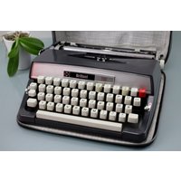 Super Zustand Vintage Brillant 750 Schreibmaschine - 70's Silber Grau Neue Wartung Neues Farbband Sehr Gepflegt von Vintage4Moms