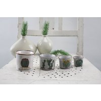 Vintage , Vier Teiliges Porzellan Keramik Blumentöpfe Set Mini Kaktus Motive Kleine Blumenkübel Mid Century von Vintage4Moms