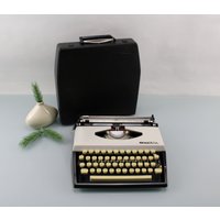 Vintage Schreibmaschine Adler Tippa S Reiseschreibmaschine Mit Koffer Sehr Gut Erhalten Alle Wartungsarbeiten Durchgeführt Weiß/Schwarz von Vintage4Moms
