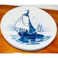 70Er Jahre Vintage Porzellan Untersetzer Maritim Segelschiff Sailing Retro Mid Century Shabby Chic Delfter Blau Delft 70Er Jahre Vintage Porzellan Untersetzer Maritim Segelschiff Sailing Retro Mid Century Shabby Chic Delfter Blau Delft von VintageAhoi