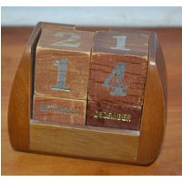 Ewiger Vintage Holz Kalender Braun Deko 70Er Jahre Retro Mid Century Shabby Chic Landhausstil Ewiger Vintage Holz Kalender Braun Deko 70Er Jahre Retro Mid Century Shabby Chic Landhausstil von VintageAhoi