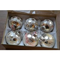 Schöner Vintage Weihnachtschmuck Glas Kugeln Silberfarben 70Er Jahre Retro Mid Century Santa Christmas , Shabby Chic Weihnachten von VintageAhoi