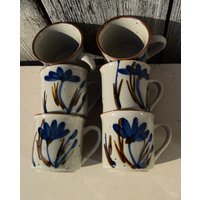 2 Wunderschöne Handbemalte Keramik Kaffee-Tee-Tassen Und Untertassen/Graue Tassen Teller Mit Handbemalten Blauen Blume Braunen Strohhalmen von VintageAimili