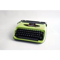 Privileg 300 Grüne Schreibmaschine von VintageAndOtherThing