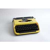 Privileg 300T Gelbe Schreibmaschine von VintageAndOtherThing