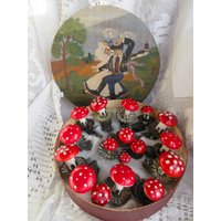 Vintage Christbaumschmuck Wattepilze Fliegenpilze Auf Clip Traditioneller Baumschmuck in Schöner Spanschachtel Vintage Christbaumschmuck Wattepilze Fliegenpilze Auf Clip Traditioneller Baumschmuck in Schöner Spanschachtel von VintageAntikDesign