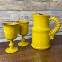 Seltenes 1970Er Studio Pottery Senfgelbe Glasur Krug Set Mit Goblets von VintageArtperience