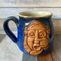 Vintage Handgemachte Studio Keramik Blau Glasiert Steingut Lustiges Gesicht Gargoyle Kaffee Tee Tasse von VintageArtperience