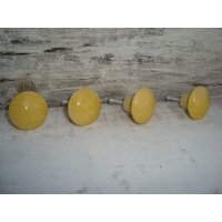 Vintage Gegossener Kunststoffgriff. Gegossen. Griff Für Schrank Oder Andere Möbel. Sehr Einfache Montage. Set Von 4 Antiken Griffen Vintage Gegossener Kunststoffgriff. Gegossen. Griff Für Schrank Oder Andere Möbel. Sehr Einfache Montage. Set Von 4 Antiken Griffen von VintageAvangardShop