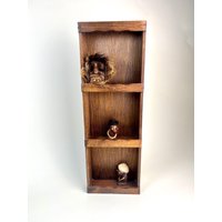 Vintage 3 Tiered Wandregale - Lange Schmale Curio Regale Knick Knack Display Wandbehang Regal von VintageBodacious