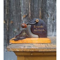 Antike Brotschneidemaschine Mit Kurbel, Rotunda, Manuell, Rostig, Deko, Landhausküche, Alte Küchengeräte, Vintage, Brocante Antike Brotschneidemaschine Mit Kurbel, Rotunda, Manuell, Rostig, Deko, Landhausküche, Alte Küchengeräte, Vintage, Brocante von VintageBuedchen