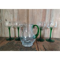 Set Glaskrug + Alte Weingläser Mit Grünem Stil, 70Er Jahre, Retro, Vintage von VintageBuedchen