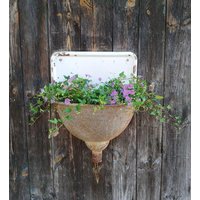 Uraltes Hängewaschbecken, Gusseisen, Emailliert, Ausgussbecken, Pflanzgefäß, Gartendeko, Garten Wanddeko, Landhaus, Vintage Uraltes Hängewaschbecken, Gusseisen, Emailliert, Ausgussbecken, Pflanzgefäß, Gartendeko, Garten Wanddeko, Landhaus, Vintage von VintageBuedchen