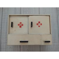 Vintage Hölzernes Erste-Hilfe-Set, Medizinschrank, Holzkiste, Alter Apothekerschrank, Holzkiste Rotes Kreuz von VintageBulgariaBG