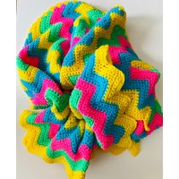 Vintage Häkeldecke Im Chevron Design in Seltenen Farben Für Baby Und Couch Mit Zauberhaftem Boho Folklore Akzent Fürs Bett von VintageByBeth