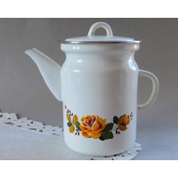 Weißer Emaille Wasserkocher Vintage Teekanne Kaffeekanne Mit Deckel Blumen Gelbe Rosen Emaillegeschirr Emailgeschirr Küchenutensilien von VintageByLeni