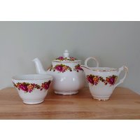 Keramik Teekanne, Zuckerdose, Milchkännchen Set Vintage 1950Er Gold Argyle Knochen Porzellan Floral Teeservice Rot Rose Land von VintageByThomas