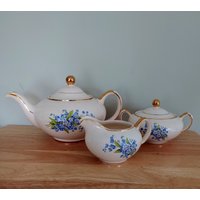 Keramik Teekanne, Zuckerdose, Milchkännchen Set Vintage 1950Er Jahre Gold Gestempelt Heatmaster Floral Tea Service von VintageByThomas