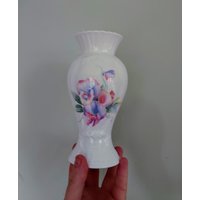 Little Sweetheart Aynsley Kaskaden Vase Porzellan Made in England Muster Sammlerstück Vintage von VintageByThomas