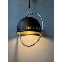Djkstra Space Age Hängelampe Mit Chromgestell Und Schwarzem Metallschirm von VintageChampignon