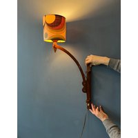 Mid Century Teak Holz Boomrang Wandlampe Mit Grün Gemustertem Schirm von VintageChampignon