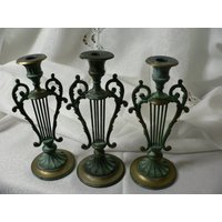 Vintage Messing Lyre Shaped Kerzenhalter Mit Teilweisem Verdigris Set Von 3.brass Harfen Tischplatte Musik Raum Dekor von VintageChester