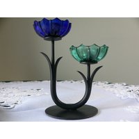 Vintage Ystad Metall Schweden Blaue Und Grüne Glasblume Auf Schwarz Lackiertem Stiel Kerzenhalter Von Gunnar Ander. Einzigartiges Werk G von VintageChester