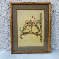 Zwei Eulen in Liebe Perching Auf Zweig Tinte & Aquarell Signiert Von Kathy, Vintage Gerahmt Bild, Eule Kunstwerk Malerei, #ce0338 Zwei Eulen in Liebe Perching Auf Zweig Tinte & Aquarell Signiert Von Kathy, Vintage Gerahmt Bild, Eule Kunstwerk Malerei, #ce0338 von VintageChuckLA