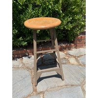 Vintage Industrieller Retro Stahlhocker Mit Holzsitz Von Worley & Co | Versand Nicht Inbegriffen von VintageCityFinds